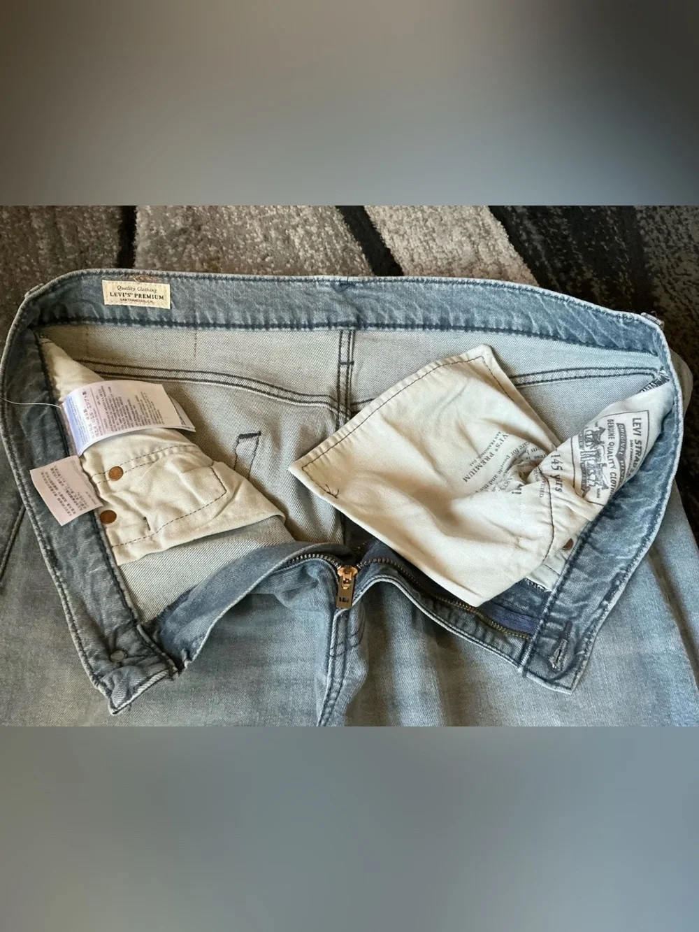 Size 34 x 32 - Levi & Strauss Levis 502 Taper Light Wash Premium Denim Jeans